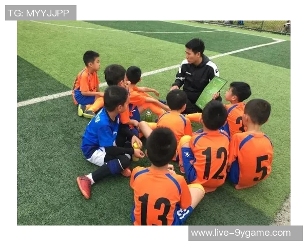 直播吧公益携手杨晨等12名老甲A球星走进成都校园助力青少年足球梦想