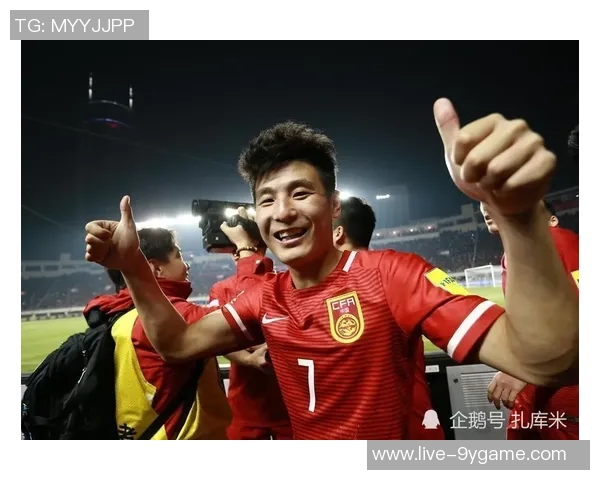 东体报道U22国足集训期间足协副主席许基仁亲临现场为球队加油助威