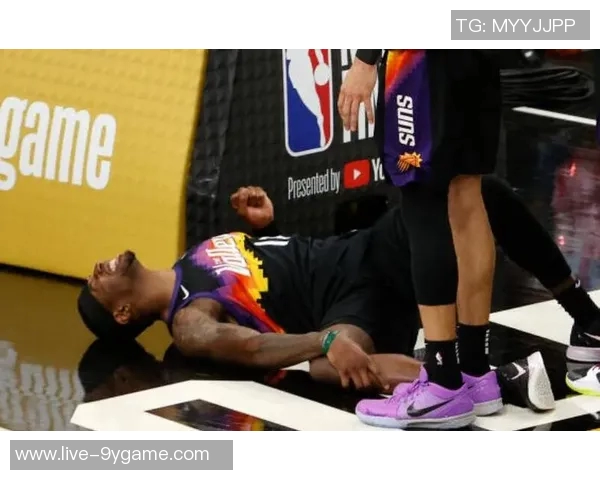 文班遭遇膝盖撞击倒地迅速回更衣室检查现已重返赛场状态良好