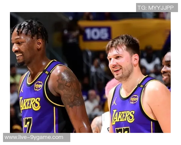 东契奇与里夫斯现场观战布朗尼G联盟比赛展现篮球热情与友谊